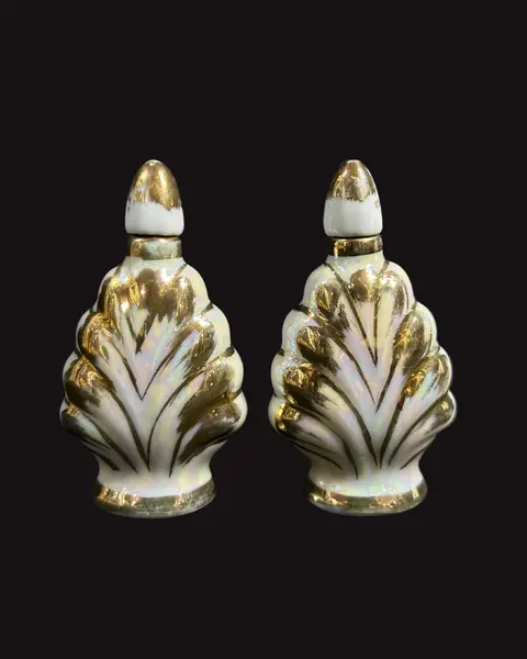 Foto de um(a) Par de Perfumeiros em Porcelana, da categoria de Garrafas, potes e jarros. Par de perfumeiros vintage em porcelana branca, esmaltação furta cor e filetes em ouro. Itens altamente colecionáveis e... Mostrado de uma perspectiva diferente. Vendido no marketplace Trésors.