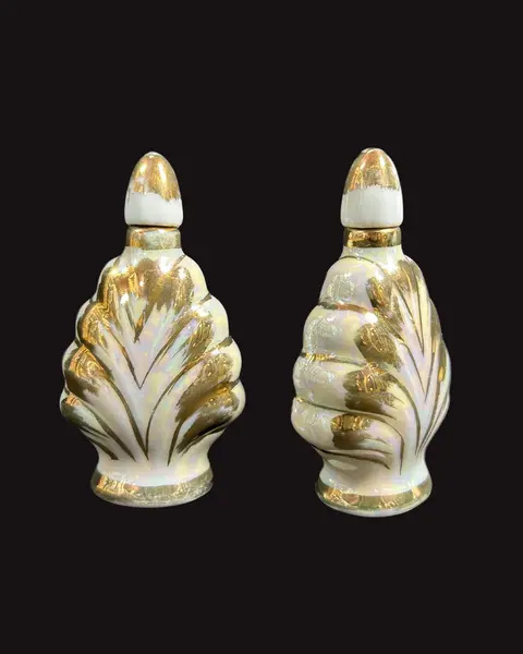 Foto de um(a) Par de Perfumeiros em Porcelana, da categoria de Garrafas, potes e jarros. Par de perfumeiros vintage em porcelana branca, esmaltação furta cor e filetes em ouro. Itens altamente colecionáveis e... Mostrado de uma perspectiva diferente. Vendido no marketplace Trésors.