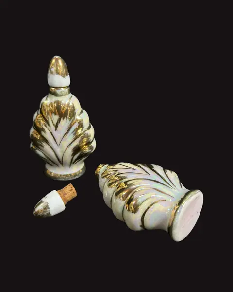 Foto de um(a) Par de Perfumeiros em Porcelana, da categoria de Garrafas, potes e jarros. Par de perfumeiros vintage em porcelana branca, esmaltação furta cor e filetes em ouro. Itens altamente colecionáveis e... Mostrado de uma perspectiva diferente. Vendido no marketplace Trésors.