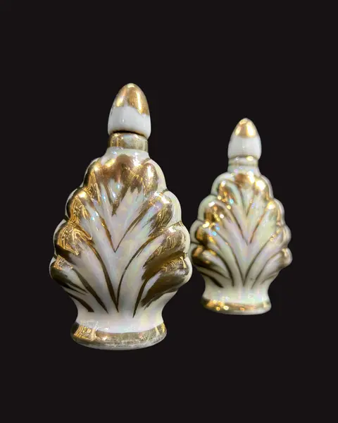 Foto de um(a) Par de Perfumeiros em Porcelana, da categoria de Garrafas, potes e jarros. Par de perfumeiros vintage em porcelana branca, esmaltação furta cor e filetes em ouro. Itens altamente colecionáveis e... Mostrado de uma perspectiva diferente. Vendido no marketplace Trésors.