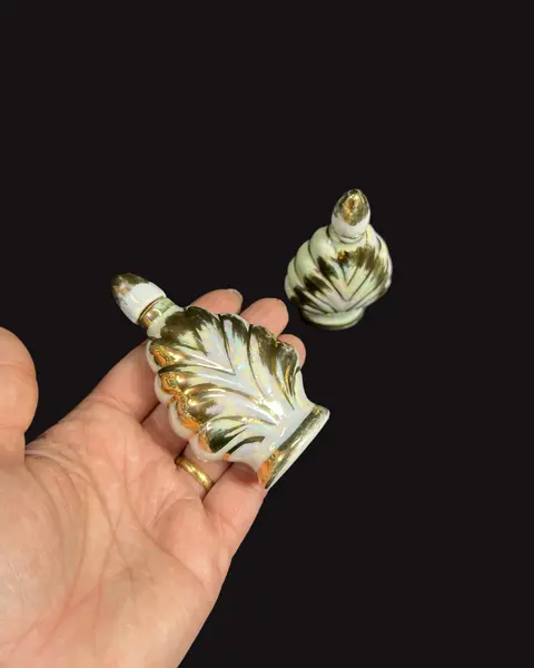 Foto de um(a) Par de Perfumeiros em Porcelana, da categoria de Garrafas, potes e jarros. Par de perfumeiros vintage em porcelana branca, esmaltação furta cor e filetes em ouro. Itens altamente colecionáveis e... Mostrado de uma perspectiva diferente. Vendido no marketplace Trésors.