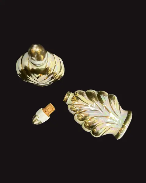 Foto de um(a) Par de Perfumeiros em Porcelana, da categoria de Garrafas, potes e jarros. Par de perfumeiros vintage em porcelana branca, esmaltação furta cor e filetes em ouro. Itens altamente colecionáveis e... Mostrado de uma perspectiva diferente. Vendido no marketplace Trésors.