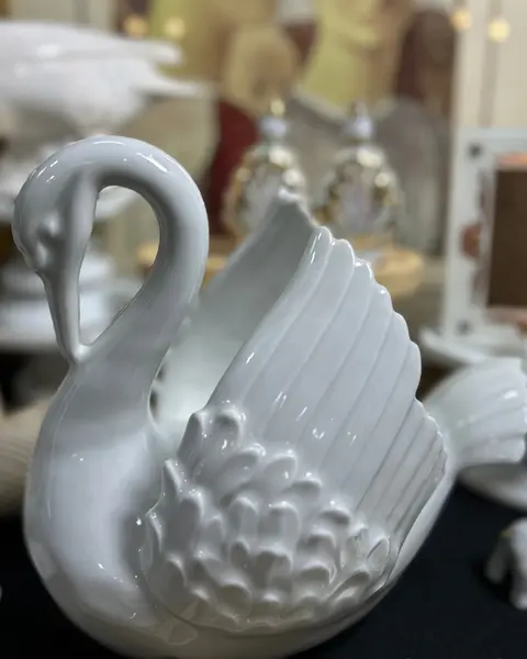 Foto de um(a) Cisne Cachepô em Porcelana, da categoria de Cachepot. Cisne em Porcelana branca, peça fantástica e em perfeito estado, esmaltação impecável, pode ser usado como centro de mesa,... Mostrado de uma perspectiva diferente. Vendido no marketplace Trésors.