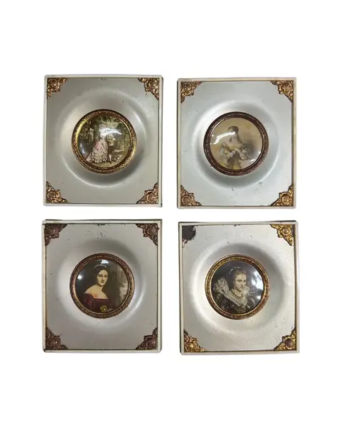 Foto de um(a) Cj 4 Mini Quadros Camafeus, da categoria de Molduras para quadros. Conjunto de 4 belos mini quadros com camafeu de cena galante e damas, confeccionados em metal e moldura em antigas teclas de... Vendido no marketplace Trésors.