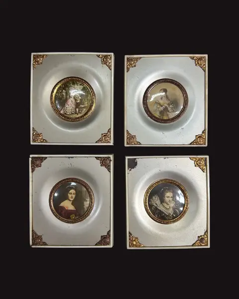 Foto de um(a) Cj 4 Mini Quadros Camafeus, da categoria de Molduras para quadros. Conjunto de 4 belos mini quadros com camafeu de cena galante e damas, confeccionados em metal e moldura em antigas teclas de... Mostrado de uma perspectiva diferente. Vendido no marketplace Trésors.