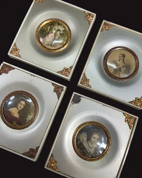 Foto de um(a) Cj 4 Mini Quadros Camafeus, da categoria de Molduras para quadros. Conjunto de 4 belos mini quadros com camafeu de cena galante e damas, confeccionados em metal e moldura em antigas teclas de... Mostrado de uma perspectiva diferente. Vendido no marketplace Trésors.