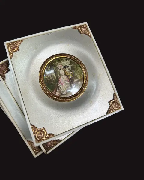 Foto de um(a) Cj 4 Mini Quadros Camafeus, da categoria de Molduras para quadros. Conjunto de 4 belos mini quadros com camafeu de cena galante e damas, confeccionados em metal e moldura em antigas teclas de... Mostrado de uma perspectiva diferente. Vendido no marketplace Trésors.
