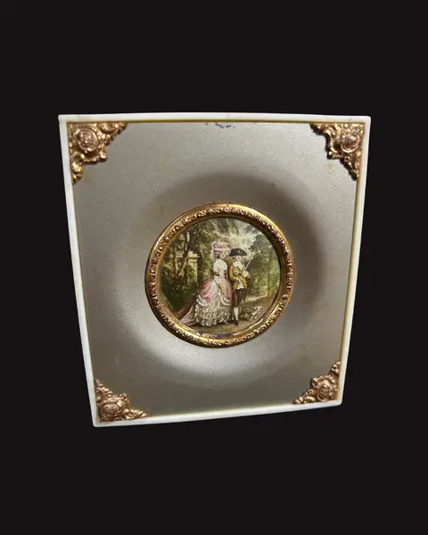 Foto de um(a) Cj 4 Mini Quadros Camafeus, da categoria de Molduras para quadros. Conjunto de 4 belos mini quadros com camafeu de cena galante e damas, confeccionados em metal e moldura em antigas teclas de... Mostrado de uma perspectiva diferente. Vendido no marketplace Trésors.