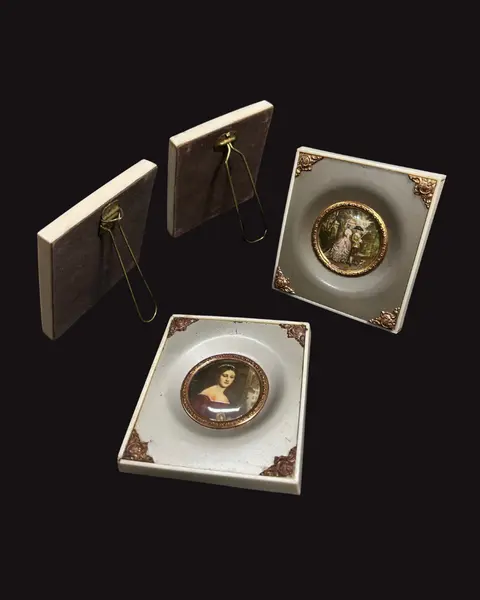 Foto de um(a) Cj 4 Mini Quadros Camafeus, da categoria de Molduras para quadros. Conjunto de 4 belos mini quadros com camafeu de cena galante e damas, confeccionados em metal e moldura em antigas teclas de... Mostrado de uma perspectiva diferente. Vendido no marketplace Trésors.
