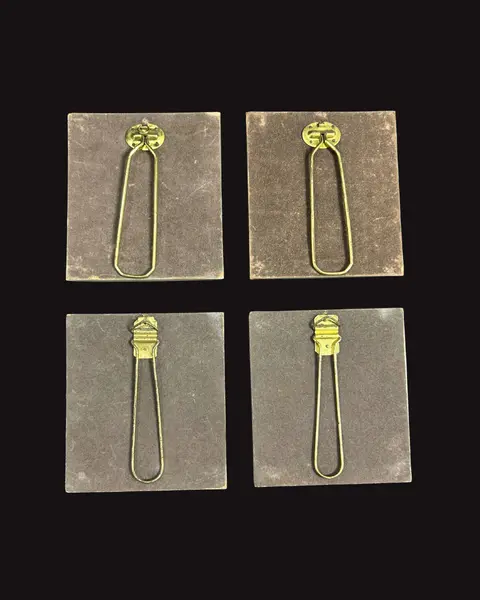 Foto de um(a) Cj 4 Mini Quadros Camafeus, da categoria de Molduras para quadros. Conjunto de 4 belos mini quadros com camafeu de cena galante e damas, confeccionados em metal e moldura em antigas teclas de... Mostrado de uma perspectiva diferente. Vendido no marketplace Trésors.