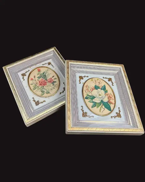 Foto de um(a) Par de Quadros Vintage Gravura Rosas, da categoria de Molduras para quadros. Par de antigos quadros americanos, no estilo Caixa, com gravura de rosas, emolduradas por fantásticos paspatour em trabalho... Mostrado de uma perspectiva diferente. Vendido no marketplace Trésors.