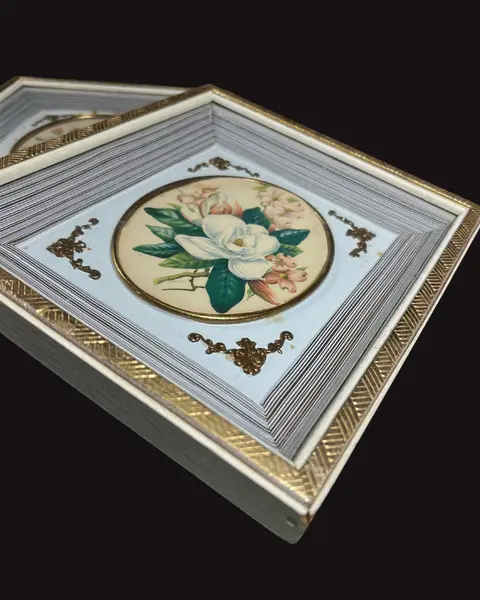 Foto de um(a) Par de Quadros Vintage Gravura Rosas, da categoria de Molduras para quadros. Par de antigos quadros americanos, no estilo Caixa, com gravura de rosas, emolduradas por fantásticos paspatour em trabalho... Mostrado de uma perspectiva diferente. Vendido no marketplace Trésors.