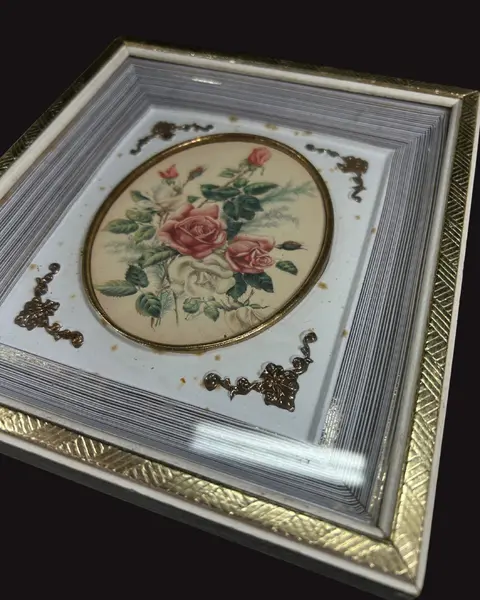 Foto de um(a) Par de Quadros Vintage Gravura Rosas, da categoria de Molduras para quadros. Par de antigos quadros americanos, no estilo Caixa, com gravura de rosas, emolduradas por fantásticos paspatour em trabalho... Mostrado de uma perspectiva diferente. Vendido no marketplace Trésors.