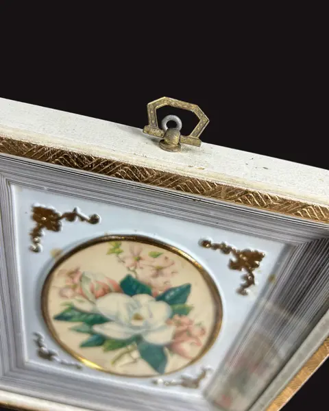 Foto de um(a) Par de Quadros Vintage Gravura Rosas, da categoria de Molduras para quadros. Par de antigos quadros americanos, no estilo Caixa, com gravura de rosas, emolduradas por fantásticos paspatour em trabalho... Mostrado de uma perspectiva diferente. Vendido no marketplace Trésors.