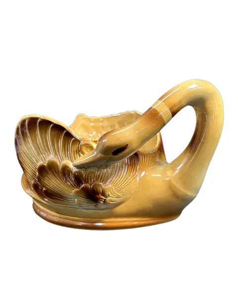 Foto de um(a) Grande Cisne em cerâmica esmatalda, da categoria de Centro de mesa. Enorme centro de mesa ou cachepô representando cisne, em cerâmica esmaltada e vitrificada, em tons terrosos, peça grande... Mostrado de uma perspectiva diferente. Vendido no marketplace Trésors.