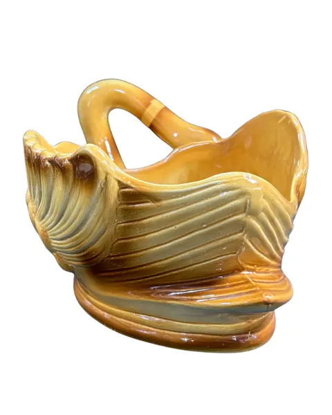 Foto de um(a) Grande Cisne em cerâmica esmatalda, da categoria de Centro de mesa. Enorme centro de mesa ou cachepô representando cisne, em cerâmica esmaltada e vitrificada, em tons terrosos, peça grande... Mostrado de uma perspectiva diferente. Vendido no marketplace Trésors.