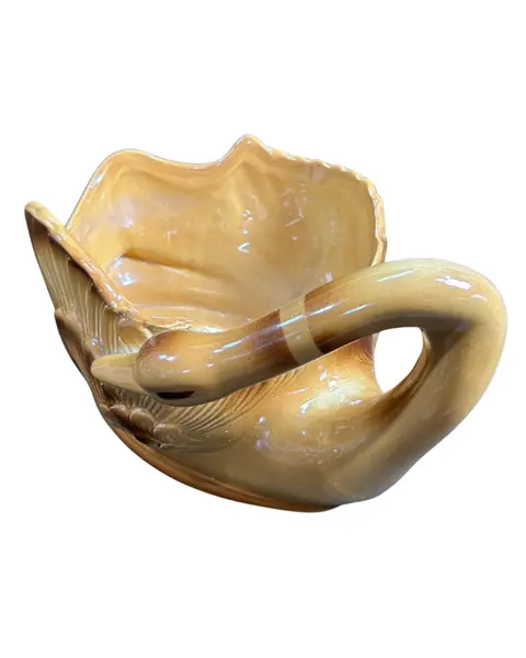 Foto de um(a) Grande Cisne em cerâmica esmatalda, da categoria de Centro de mesa. Enorme centro de mesa ou cachepô representando cisne, em cerâmica esmaltada e vitrificada, em tons terrosos, peça grande... Mostrado de uma perspectiva diferente. Vendido no marketplace Trésors.