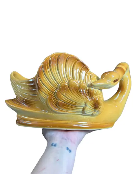 Foto de um(a) Grande Cisne em cerâmica esmatalda, da categoria de Centro de mesa. Enorme centro de mesa ou cachepô representando cisne, em cerâmica esmaltada e vitrificada, em tons terrosos, peça grande... Mostrado de uma perspectiva diferente. Vendido no marketplace Trésors.