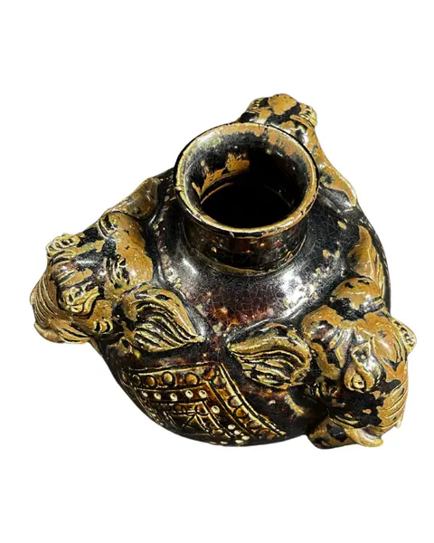 Foto de um(a) Vaso Elefantes Cerâmica, da categoria de Vasos. Vaso em cerâmica, representando 3 cabeças de elefantes, esmaltação na cor café/chocolate, aspecto rústico artesanal... Mostrado de uma perspectiva diferente. Vendido no marketplace Trésors.