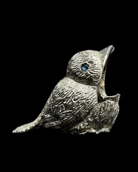 Foto de um(a) Pássaro Paliteiro Vintage em metal, da categoria de Paliteiros. Paliteiro VINTAGE em metal representando pássaro, apesar do metal ser mais rústico a peça ainda é delicada, possui pequenas... Mostrado de uma perspectiva diferente. Vendido no marketplace Trésors.