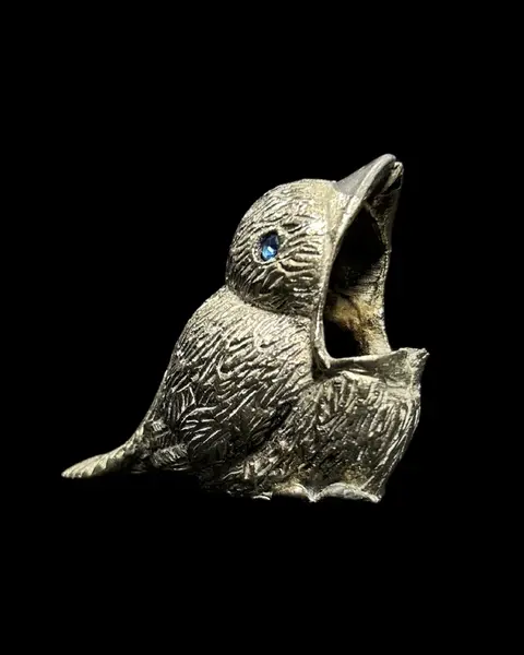 Foto de um(a) Pássaro Paliteiro Vintage em metal, da categoria de Paliteiros. Paliteiro VINTAGE em metal representando pássaro, apesar do metal ser mais rústico a peça ainda é delicada, possui pequenas... Mostrado de uma perspectiva diferente. Vendido no marketplace Trésors.