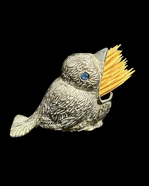 Foto de um(a) Pássaro Paliteiro Vintage em metal, da categoria de Paliteiros. Paliteiro VINTAGE em metal representando pássaro, apesar do metal ser mais rústico a peça ainda é delicada, possui pequenas... Mostrado de uma perspectiva diferente. Vendido no marketplace Trésors.