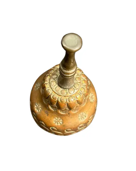 Foto de um(a) Sino em Cobre vintage, da categoria de Outros colecionáveis. Lindo e delicado sino VINTAGE em cobre, com arabescos em baixo relevo e pega em madeira torneada. Mostrado de uma perspectiva diferente. Vendido no marketplace Trésors.