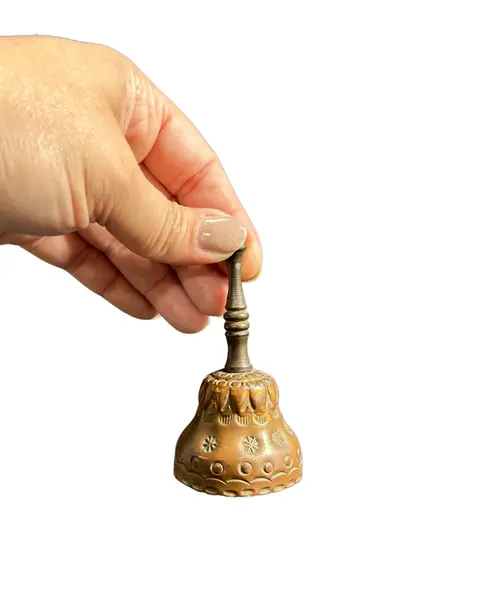 Foto de um(a) Sino em Cobre vintage, da categoria de Outros colecionáveis. Lindo e delicado sino VINTAGE em cobre, com arabescos em baixo relevo e pega em madeira torneada. Mostrado de uma perspectiva diferente. Vendido no marketplace Trésors.