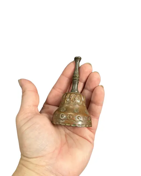 Foto de um(a) Sino em Cobre vintage, da categoria de Outros colecionáveis. Lindo e delicado sino VINTAGE em cobre, com arabescos em baixo relevo e pega em madeira torneada. Mostrado de uma perspectiva diferente. Vendido no marketplace Trésors.