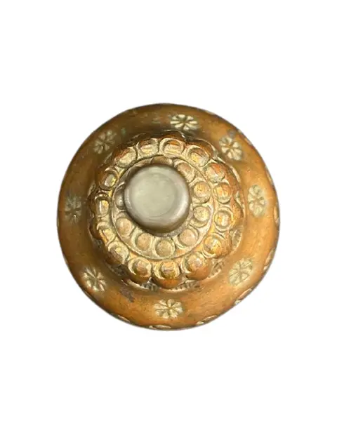 Foto de um(a) Sino em Cobre vintage, da categoria de Outros colecionáveis. Lindo e delicado sino VINTAGE em cobre, com arabescos em baixo relevo e pega em madeira torneada. Mostrado de uma perspectiva diferente. Vendido no marketplace Trésors.