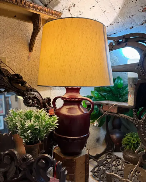 Foto de um(a) Abajur grande em cerâmica, da categoria de Abajures. Maravilhoso abajur grande em cerâmica, faz a diferença em qualquer decoração. Mostrado de uma perspectiva diferente. Vendido no marketplace Trésors.