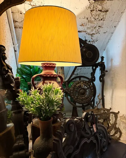 Foto de um(a) Abajur grande em cerâmica, da categoria de Abajures. Maravilhoso abajur grande em cerâmica, faz a diferença em qualquer decoração. Mostrado de uma perspectiva diferente. Vendido no marketplace Trésors.