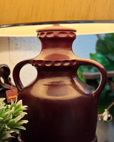 Foto de um(a) Abajur grande em cerâmica, da categoria de Abajures. Maravilhoso abajur grande em cerâmica, faz a diferença em qualquer decoração. Mostrado de uma perspectiva diferente. Vendido no marketplace Trésors.