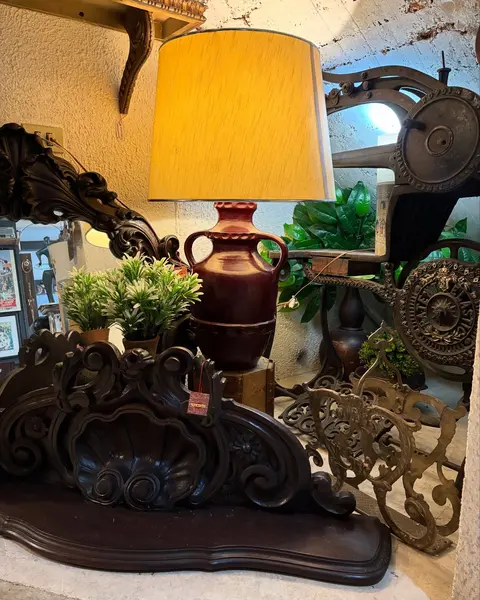 Foto de um(a) Abajur grande em cerâmica, da categoria de Abajures. Maravilhoso abajur grande em cerâmica, faz a diferença em qualquer decoração. Mostrado de uma perspectiva diferente. Vendido no marketplace Trésors.