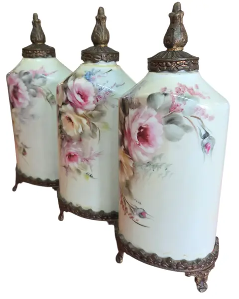Foto de um(a) Trio de Potes em Porcelana Pintada à Mão com Base e Tampa em Bronze - Estilo Floral Clássico, da categoria de Garrafas, potes e jarros. Apresentamos este magnífico trio de potiches (vasos com tampa) em porcelana de alta qualidade, apresentando um formato... Mostrado de uma perspectiva diferente. Vendido no marketplace Trésors.
