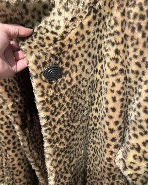 Foto de um(a) Casaco Vintage em Pelúcia Animal Print, da categoria de Casacos. INCRÍVEL casaco VINTAGE, pelúcia acrílica impecável, importado EUA, possui bolsos com acabamento em couro, modelagem... Mostrado de uma perspectiva diferente. Vendido no marketplace Trésors.