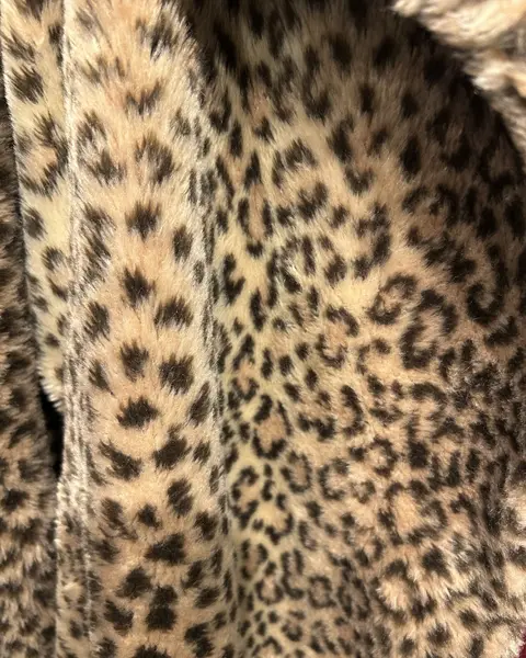 Foto de um(a) Casaco Vintage em Pelúcia Animal Print, da categoria de Casacos. INCRÍVEL casaco VINTAGE, pelúcia acrílica impecável, importado EUA, possui bolsos com acabamento em couro, modelagem... Mostrado de uma perspectiva diferente. Vendido no marketplace Trésors.