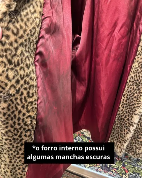 Foto de um(a) Casaco Vintage em Pelúcia Animal Print, da categoria de Casacos. INCRÍVEL casaco VINTAGE, pelúcia acrílica impecável, importado EUA, possui bolsos com acabamento em couro, modelagem... Mostrado de uma perspectiva diferente. Vendido no marketplace Trésors.