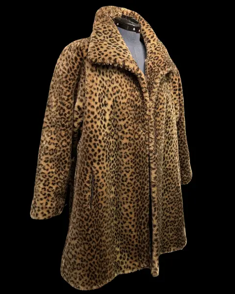 Foto de um(a) Casaco Vintage em Pelúcia Animal Print, da categoria de Casacos. INCRÍVEL casaco VINTAGE, pelúcia acrílica impecável, importado EUA, possui bolsos com acabamento em couro, modelagem... Mostrado de uma perspectiva diferente. Vendido no marketplace Trésors.