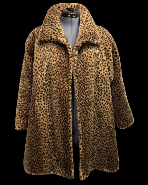 Foto de um(a) Casaco Vintage em Pelúcia Animal Print, da categoria de Casacos. INCRÍVEL casaco VINTAGE, pelúcia acrílica impecável, importado EUA, possui bolsos com acabamento em couro, modelagem... Mostrado de uma perspectiva diferente. Vendido no marketplace Trésors.