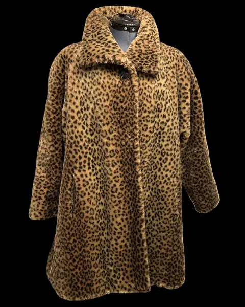 Foto de um(a) Casaco Vintage em Pelúcia Animal Print, da categoria de Casacos. INCRÍVEL casaco VINTAGE, pelúcia acrílica impecável, importado EUA, possui bolsos com acabamento em couro, modelagem... Mostrado de uma perspectiva diferente. Vendido no marketplace Trésors.
