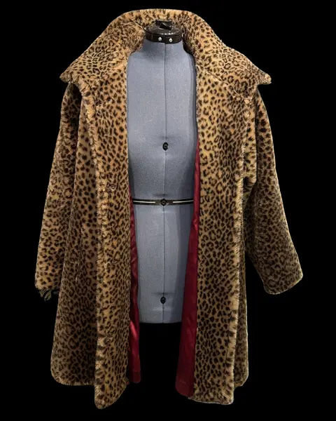 Foto de um(a) Casaco Vintage em Pelúcia Animal Print, da categoria de Casacos. INCRÍVEL casaco VINTAGE, pelúcia acrílica impecável, importado EUA, possui bolsos com acabamento em couro, modelagem... Mostrado de uma perspectiva diferente. Vendido no marketplace Trésors.