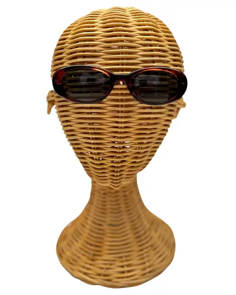 Foto de um(a) Óculos Vintage Marie Claire, da categoria de Óculos. Óculos VINTAGE Marie Claire, armação em acetato na cor marrom avermelhado, semi transparência, lentes escuras pretas. Seu... Mostrado de uma perspectiva diferente. Vendido no marketplace Trésors.