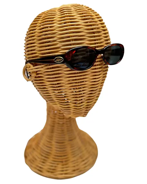 Foto de um(a) Óculos Vintage Marie Claire, da categoria de Óculos. Óculos VINTAGE Marie Claire, armação em acetato na cor marrom avermelhado, semi transparência, lentes escuras pretas. Seu... Mostrado de uma perspectiva diferente. Vendido no marketplace Trésors.