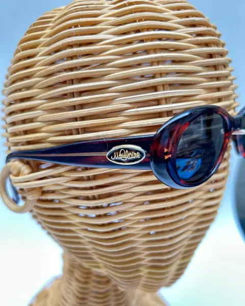 Foto de um(a) Óculos Vintage Marie Claire, da categoria de Óculos. Óculos VINTAGE Marie Claire, armação em acetato na cor marrom avermelhado, semi transparência, lentes escuras pretas. Seu... Mostrado de uma perspectiva diferente. Vendido no marketplace Trésors.