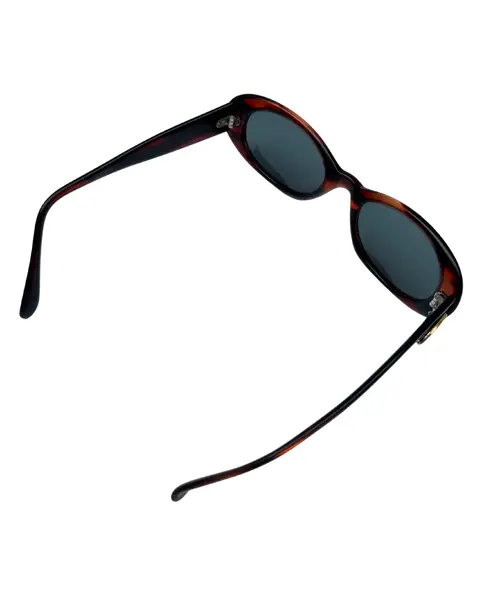 Foto de um(a) Óculos Vintage Marie Claire, da categoria de Óculos. Óculos VINTAGE Marie Claire, armação em acetato na cor marrom avermelhado, semi transparência, lentes escuras pretas. Seu... Mostrado de uma perspectiva diferente. Vendido no marketplace Trésors.