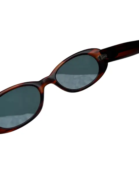 Foto de um(a) Óculos Vintage Marie Claire, da categoria de Óculos. Óculos VINTAGE Marie Claire, armação em acetato na cor marrom avermelhado, semi transparência, lentes escuras pretas. Seu... Mostrado de uma perspectiva diferente. Vendido no marketplace Trésors.