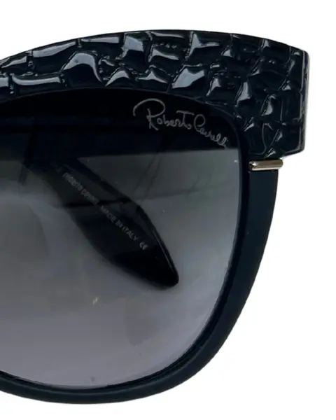 Foto de um(a) Óculos Roberto Cavalli, da categoria de Óculos. Óculos atribuído à Roberto Cavalli, modelo Teti RC74OS, armação em acetato na cor preta padrao croco e detalhes fosco,... Mostrado de uma perspectiva diferente. Vendido no marketplace Trésors.