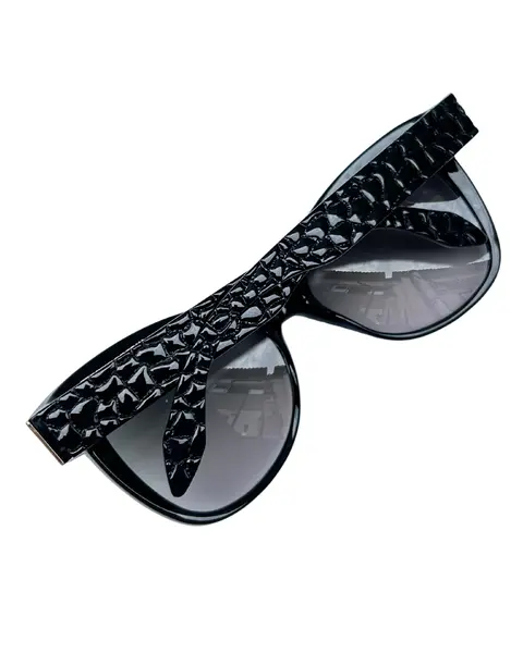 Foto de um(a) Óculos Roberto Cavalli, da categoria de Óculos. Óculos atribuído à Roberto Cavalli, modelo Teti RC74OS, armação em acetato na cor preta padrao croco e detalhes fosco,... Mostrado de uma perspectiva diferente. Vendido no marketplace Trésors.