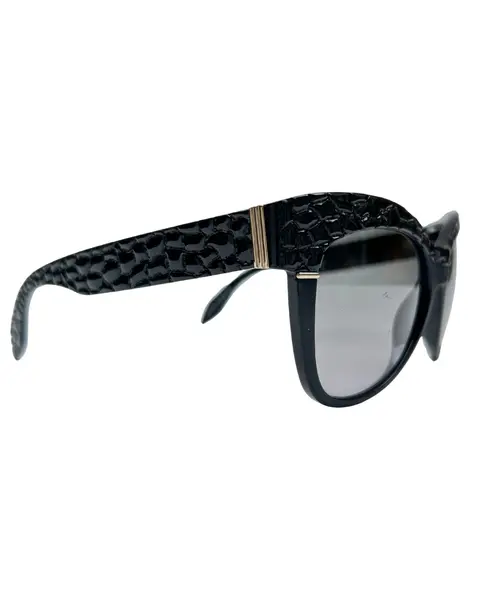 Foto de um(a) Óculos Roberto Cavalli, da categoria de Óculos. Óculos atribuído à Roberto Cavalli, modelo Teti RC74OS, armação em acetato na cor preta padrao croco e detalhes fosco,... Mostrado de uma perspectiva diferente. Vendido no marketplace Trésors.